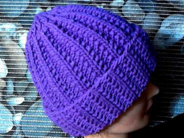 Muster zum Stricken von Mützen. Schema mit Beschreibung in einem Kreis volumetrisch, Perle, Cloque, Zopf