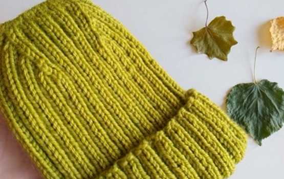 Muster zum Stricken von Mützen. Schema mit Beschreibung in einem Kreis volumetrisch, Perle, Cloque, Zopf